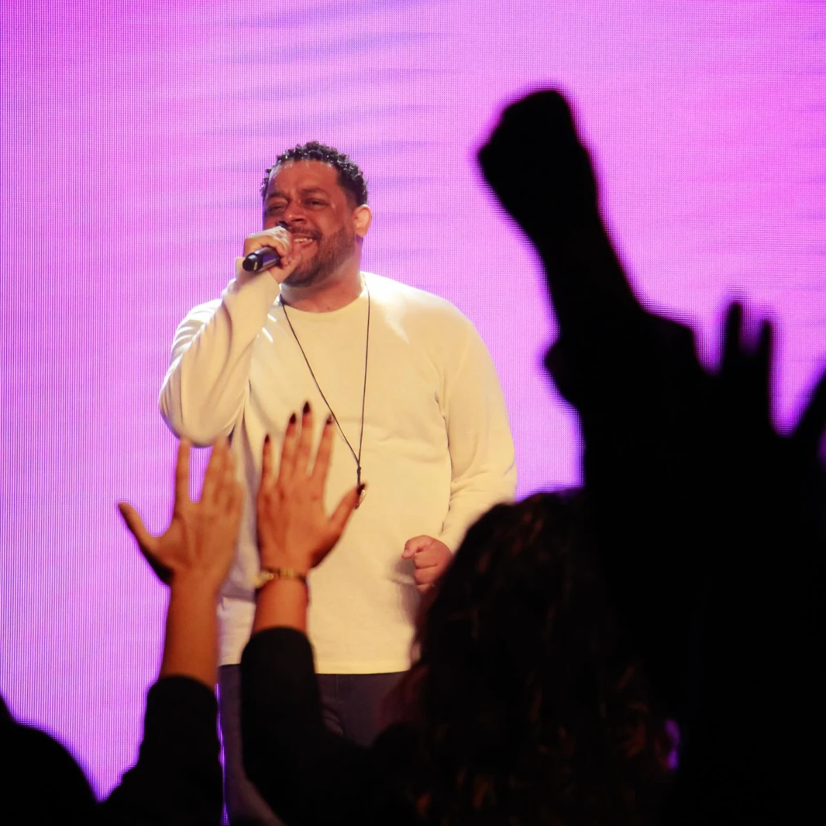 Rodrigo Mozart cantando ao vivo